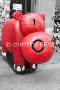 Paris - Ein rotes Nilpferd vor einem Schuhgeschäft
